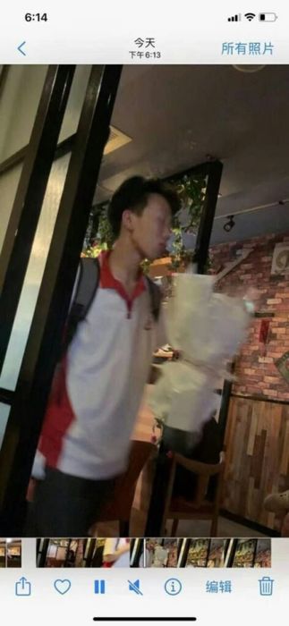 Đôi học sinh cấp 3 bị lộ clip ‘học đánh vần’ tại quán cà phê