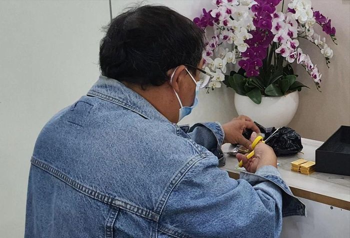 Khách hàng đến bán vàng miếng SJC. Ảnh: T.L