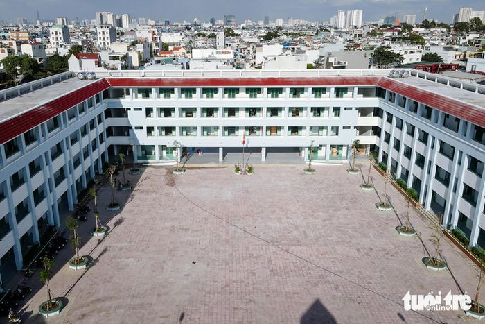 Trường THCS Bình Trị Đông B (phường Bình Trị Đông B) có 36 phòng học, tổng vốn đầu tư lên đến hơn 276 tỉ đồng. Trường dự kiến tiếp nhận khoảng 1.620 học sinh - Ảnh: PHƯƠNG NHI