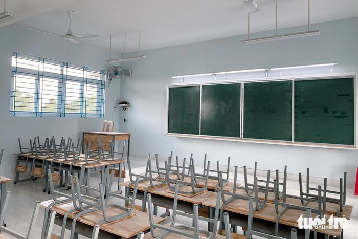 Trường tiểu học Đinh Công Tráng (phường An Lạc) với quy mô 28 phòng học, có khả năng tiếp nhận 980 học sinh. Bà Hạnh Nguyên (ngụ phường An Lạc) cho biết gia đình có 2 đứa cháu, một học lớp 3 tại Trường tiểu học An Lạc và một chuẩn bị vào lớp 1. Giờ đây, cả 2 cháu đều được địa phương đưa về trường Đinh Công Tráng, gia đình rất phấn khởi vì trường sạch đẹp, gần nhà - Ảnh: CẨM NƯƠNG