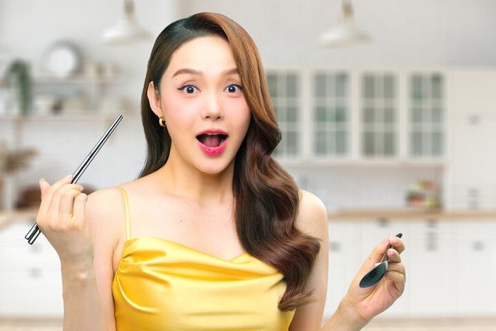 Biểu cảm vui vẻ của Minh Hằng khi thưởng thức món mì 3 Miền tôm chua cay đặc biệt.