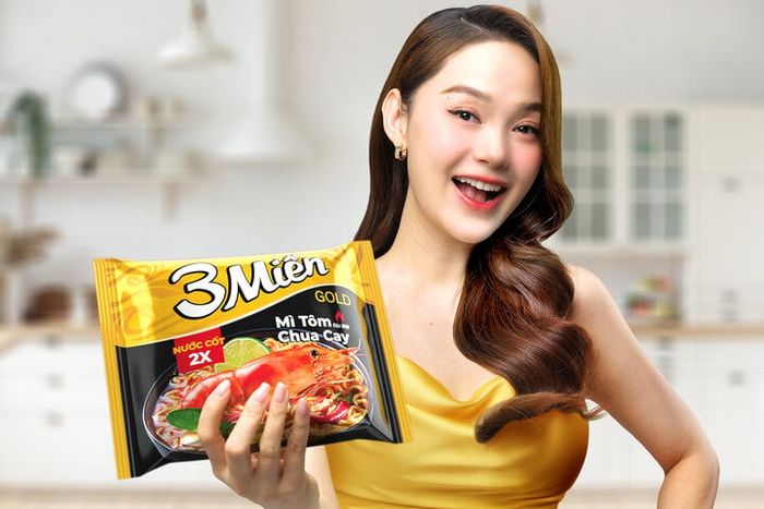 Minh Hằng hoàn toàn bị chinh phục bởi mì 3 Miền tôm chua cay đặc biệt.