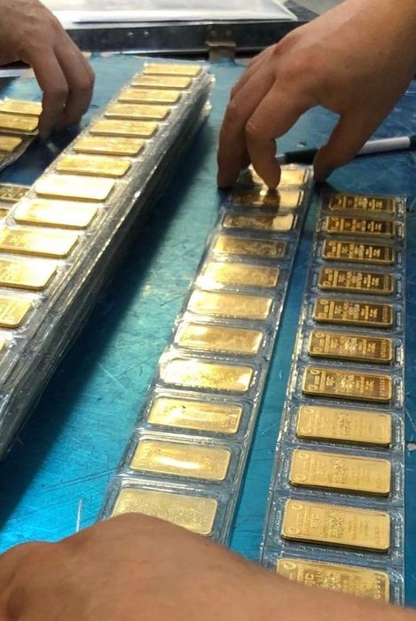 Vàng miếng SJC giảm mạnh. Ảnh: Hương Thủy