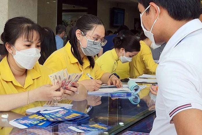 Nhu cầu mua vàng miếng SJC của người dân gia tăng. Ảnh: T.L