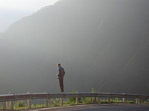 Khách du lịch tại đỉnh đèo Ô Quý Hồ