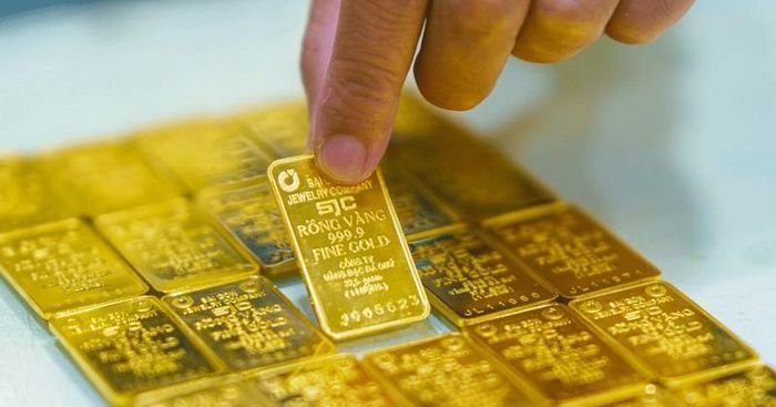 Giá vàng miếng SJC bất ngờ giảm mạnh tới 800.000 đồng mỗi lượng trong phiên giao dịch sáng nay (6/8) (Ảnh minh họa).