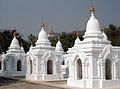 Chùa Kuthodaw ở Mandalay, Myanmar, với 729 tháp chứa bia đá khắc kinh