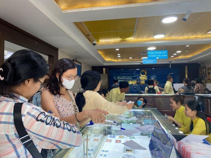 Người tiêu dùng mua vàng. Ảnh: TL