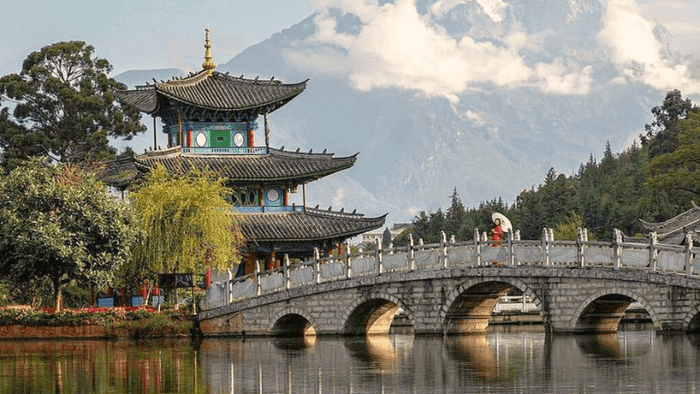 Khung cảnh huyền bí của Hồ Hắc Long tại Lệ Giang