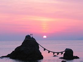 Cặp đá Meoto Iwa ngoài khơi thành phố Ise, tỉnh Mie vào lúc hoàng hôn.