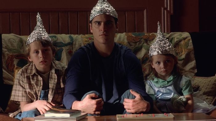 Ngay cả những bộ phim hay nhất của Shyamalan cũng không tránh khỏi những lỗ hổng logic.