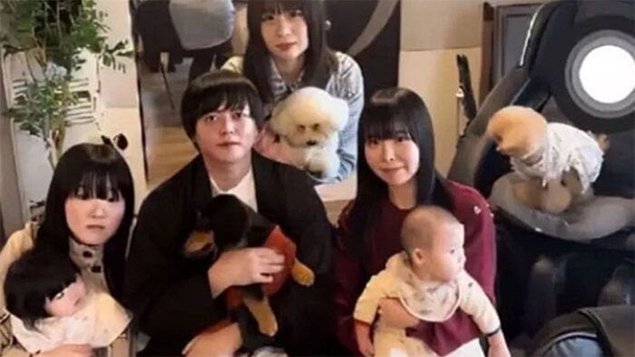 Một người đàn ông sống với bốn người vợ, không làm việc, được các vợ nuôi dưỡng