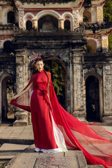 Chi tiết cổ áo và tà áo được lấy cảm hứng từ chiếc áo dài truyền thống.
