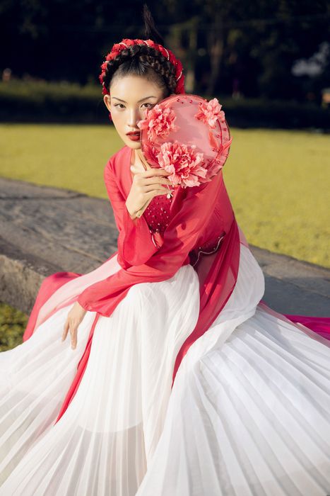 Dũng Nguyễn đã tái hiện dáng dấp áo dài từ áo yếm và áo tứ thân- Ảnh 9.