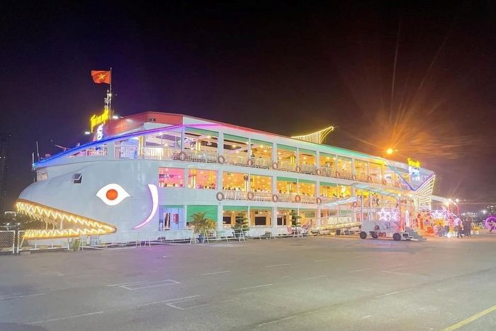 nhà hàng du thuyền tại Sài Gòn