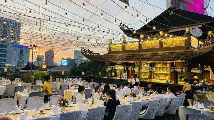 nhà hàng du thuyền tại Sài Gòn