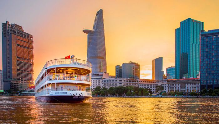 nhà hàng du thuyền tại Sài Gòn