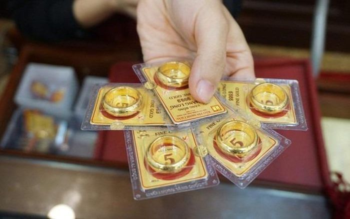 Giá vàng hôm nay, ngày 7/8, tiếp tục có sự sụt giảm mạnh đối với giá vàng nhẫn.