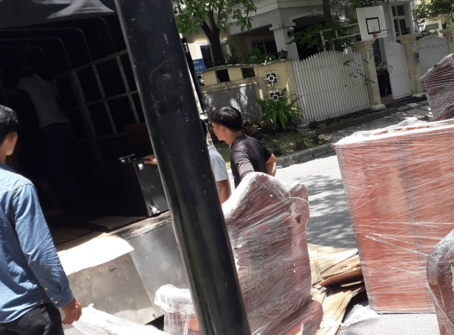 Công ty Vận Tải 24H cung cấp dịch vụ hỗ trợ khách hàng trong việc sắp xếp đồ đạc và lắp đặt thiết bị tại địa điểm mới.
