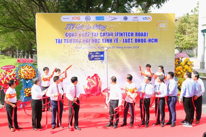 Lễ khánh thành con đường Công nghệ tài chính vào chiều 7-8 - Ảnh: A.H