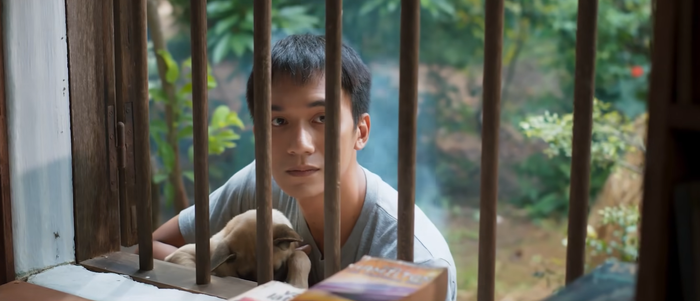 Phúc (do Đỗ Nhật Hoàng thủ vai) thể hiện sự cứng cỏi và vững chãi, nhưng đôi mắt của cậu luôn ẩn chứa điều gì đó khó nói.