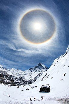 Một vòng ánh sáng 22° quanh Mặt Trời, quan sát được trước trại cơ sở Annapurna, ở Annapurna, Nepal.
