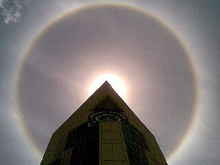Vòng hào quang 22° xung quanh Mặt Trời, nhìn từ trên tòa nhà PT Semen Padang tại Padang, Indonesia, ngày 2 tháng 10 năm 2009, lúc 11:09 sáng