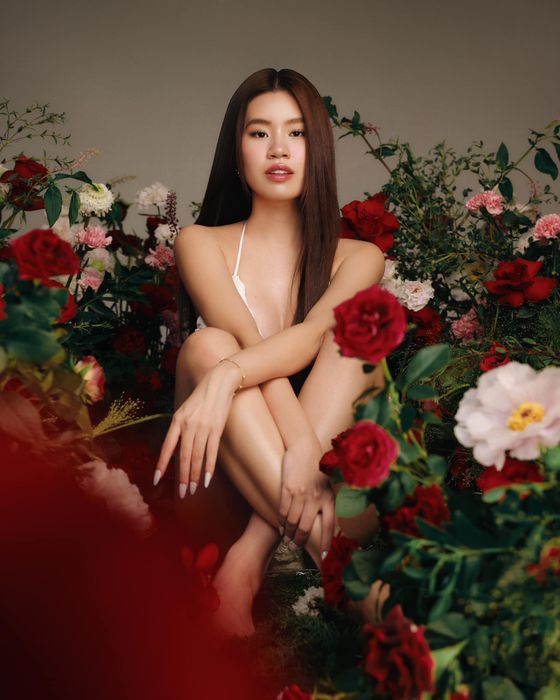 Pháo, tên thật Nguyễn Diệu Huyền, 21 tuổi, là một trong những nữ rapper trẻ nổi tiếng trong showbiz Việt Nam. Cô được biết đến nhiều hơn sau khi xuất hiện trong King of Rap và đạt giải á quân. Dù mới hoạt động từ không lâu nhưng Pháo đã có ca khúc Hai Phút Hơn được yêu thích không chỉ ở Việt Nam mà còn ở quốc tế. Ngoài ra, cô còn có nhiều bài hát khác như Kìa Bóng Dáng Ai, Một Ngày Chẳng Nắng, Không Cần Như Thế, và Sợ Quá Cơ...