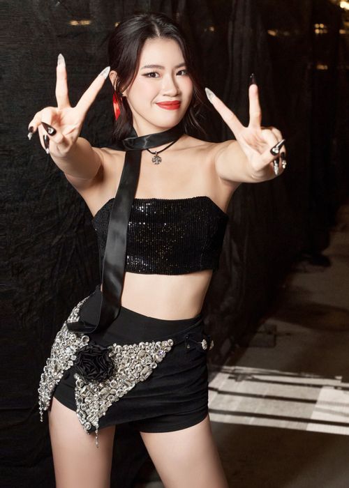 Hình ảnh của rapper sinh năm 2003 về cơ bản không có sự khác biệt lớn giữa trên sân khấu và trong đời thường.
