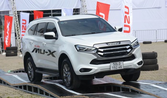 Isuzu mu-X.jpg