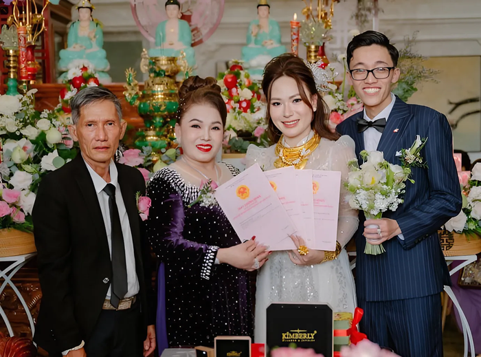 Cô gái được hỏi nhiều về bí quyết khi kết hôn với thiếu gia chủ tiệm vàng