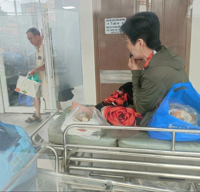 Các cuộc gọi từ người thân đôi khi giúp bệnh nhân cảm thấy được quan tâm và chia sẻ - Ảnh: TR.D