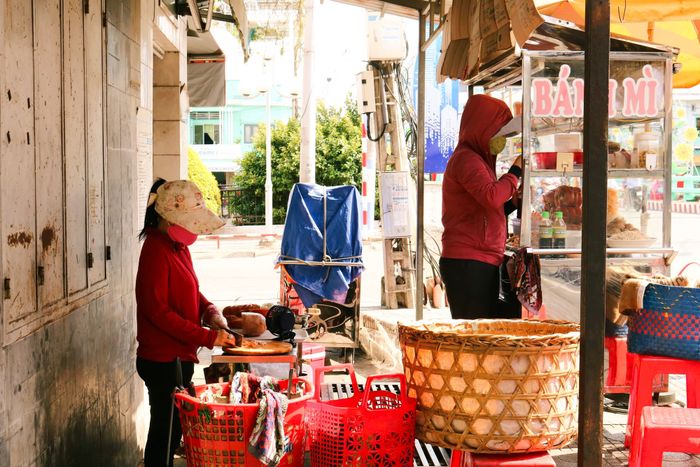 Khám phá bánh mì Ba cô gái ở Bình Dương, truyền thống ba thế hệ kéo dài 70 năm - Ảnh 2.