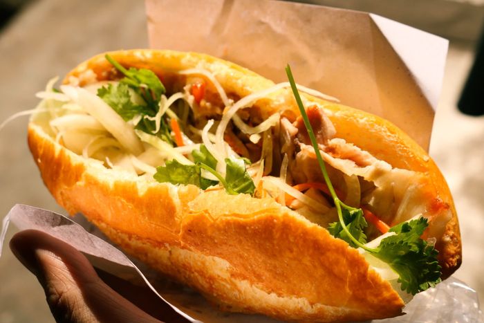 Bánh mì Ba cô gái với hương vị đặc trưng đã thu hút thực khách suốt 70 năm - Ảnh: ĐĂNG KHƯƠNG