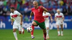 Pepe chính thức rời xa sân cỏ ở tuổi 41