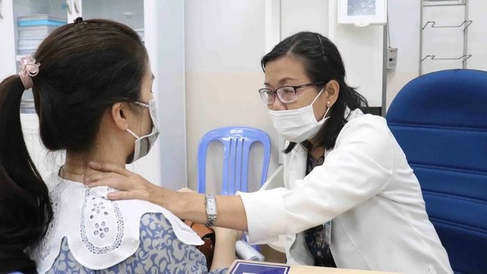 Bác sĩ Đặng Thanh Hồng, trưởng khoa nội 1 Bệnh viện Ung bướu (TP.HCM), đang thăm khám một bệnh nhân có nhân tuyến giáp - Ảnh: XUÂN MAI