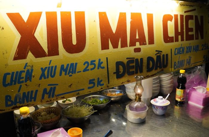 Xíu mại đèn dầu phục vụ suốt đêm ở TP HCM