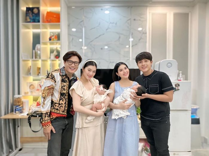 Thanh Trúc cùng con gái đến dự lễ đầy tháng của bé nhà Kha Ly