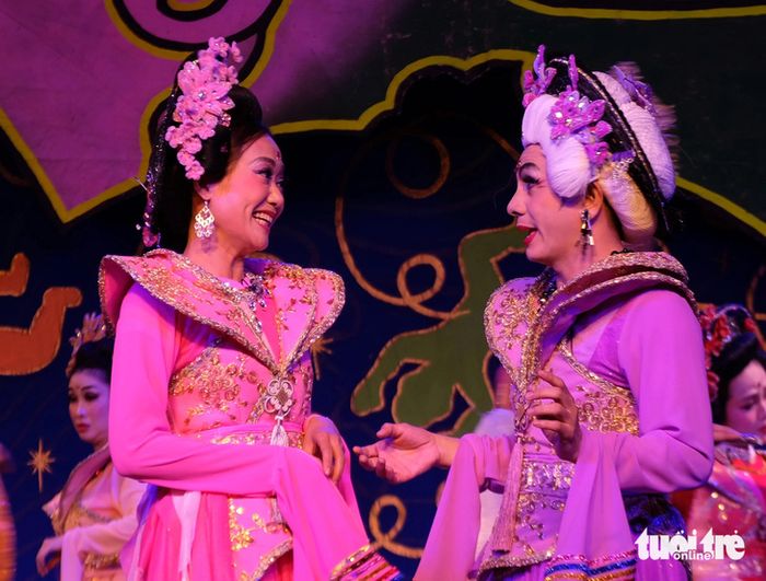 12 bà mụ của Idecaf đang tìm hiểu cách con người được 'tạo hình' ra sao? - Ảnh 1.
