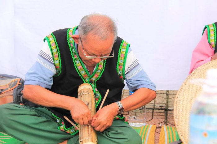 Một già làng khác đang chế tạo đàn Chapi - Ảnh: TRẦN HOÀI