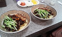 Món Jajangmyeon kết hợp với thịt nướng Samgyeopsal tại chợ Seomun ở Daegu