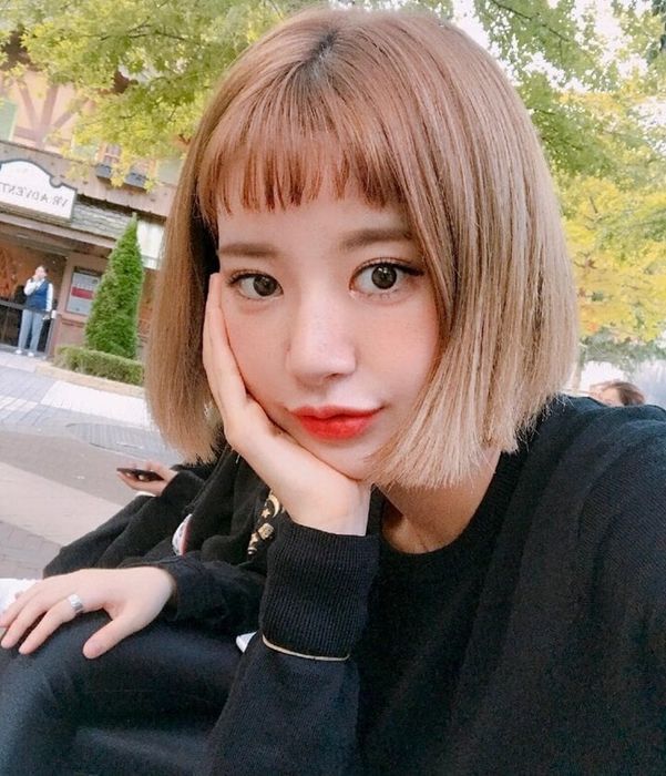 Tóc ngắn kết hợp mái ngố là lựa chọn lý tưởng để che đi những khuyết điểm không mong muốn trên gương mặt.