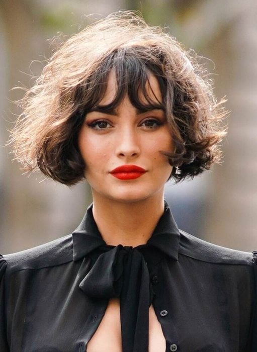 Uốn chân tóc nhẹ nhàng cũng là cách để làm mới và tạo vẻ cổ điển cho mái tóc của bạn.