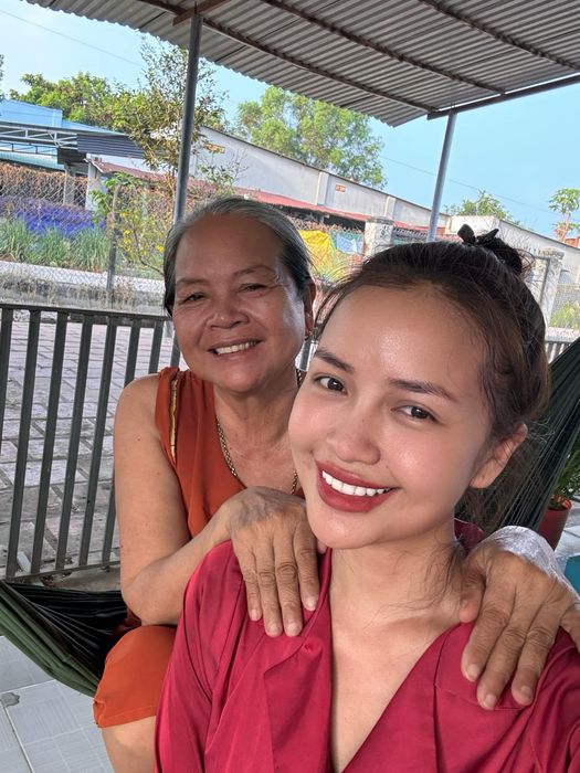 Những khoảnh khắc cuối cùng bên mẹ được Hoa hậu Ngọc Châu công khai.