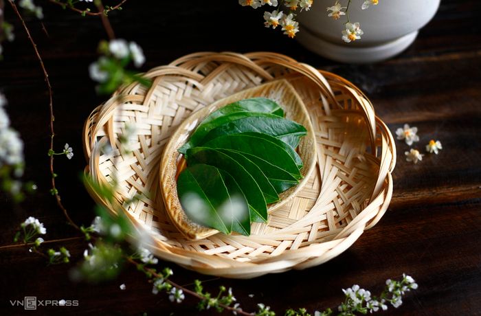Lý do gà luộc thường đi kèm với lá chanh là gì?