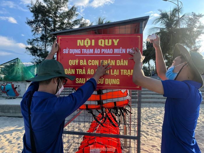 Bảng nội quy được các tình nguyện viên gắn bên hông tủ sắt để nhắc nhở việc lấy và trả áo phao đúng vị trí quy định.