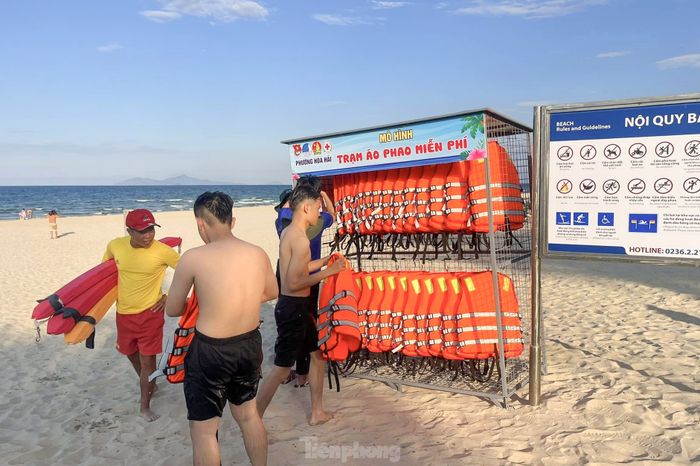 Người dân và du khách có thể lấy áo phao miễn phí khi cần thiết để tắm biển. Sau khi sử dụng, hãy nhớ trả áo phao về chỗ cũ.