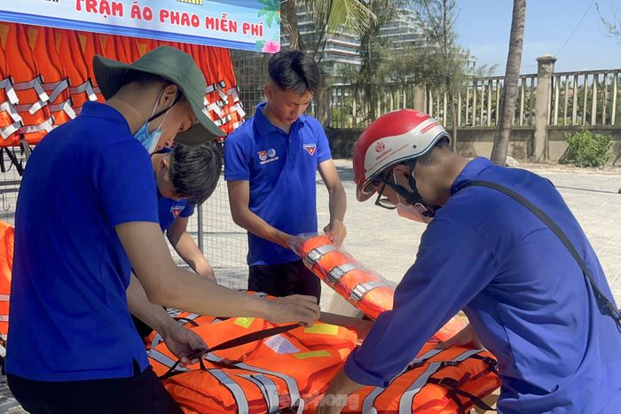 Chi phí để thiết lập Trạm áo phao miễn phí vào khoảng 6 triệu đồng. Các tình nguyện viên của Đoàn phường đã cống hiến công sức để hoàn thành và lắp đặt trạm.