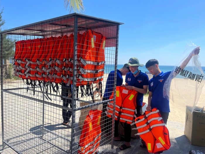 Kể từ khi Trạm áo phao miễn phí hoạt động, người dân và du khách tắm biển ở khu vực này đã cảm thấy an tâm hơn rất nhiều. Chị Nguyễn Thị Kim Hoa (du khách từ TP.HCM) cho biết, khi đi du lịch với hai con nhỏ, chị thường phải trả tiền thuê phao.