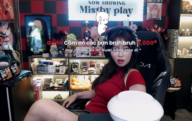 MisThy kéo váy làm lộ điểm lạ trên stream khiến người hâm mộ lo ngại